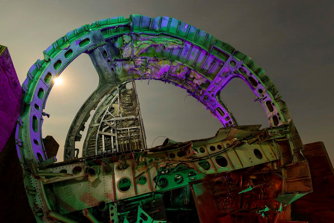 Trong giai đoạn 2006 - 2018, Paiva đã dành 16 đêm để chụp các bức ảnh về những chiếc máy bay ở sa mạc Mojave, ông thường chụp ảnh vào buổi tối để tránh cái nóng và ánh mắt tò mò của mọi người, sử dụng các thiết bị chiếu sáng đặc biệt để làm nổi bật chủ thể. Ảnh: CNN/Troy Paiva.