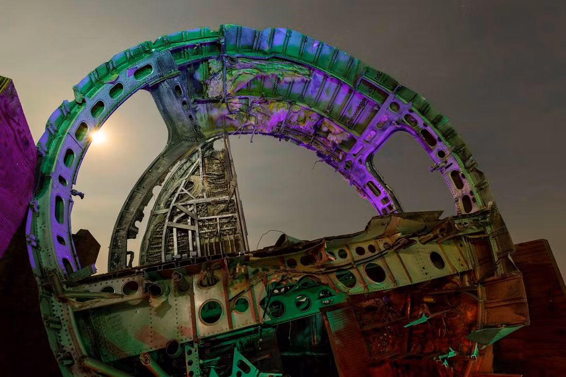 Trong giai đoạn 2006 - 2018, Paiva đã dành 16 đêm để chụp các bức ảnh về những chiếc máy bay ở sa mạc Mojave, ông thường chụp ảnh vào buổi tối để tránh cái nóng và ánh mắt tò mò của mọi người, sử dụng các thiết bị chiếu sáng đặc biệt để làm nổi bật chủ thể. Ảnh: CNN/Troy Paiva.