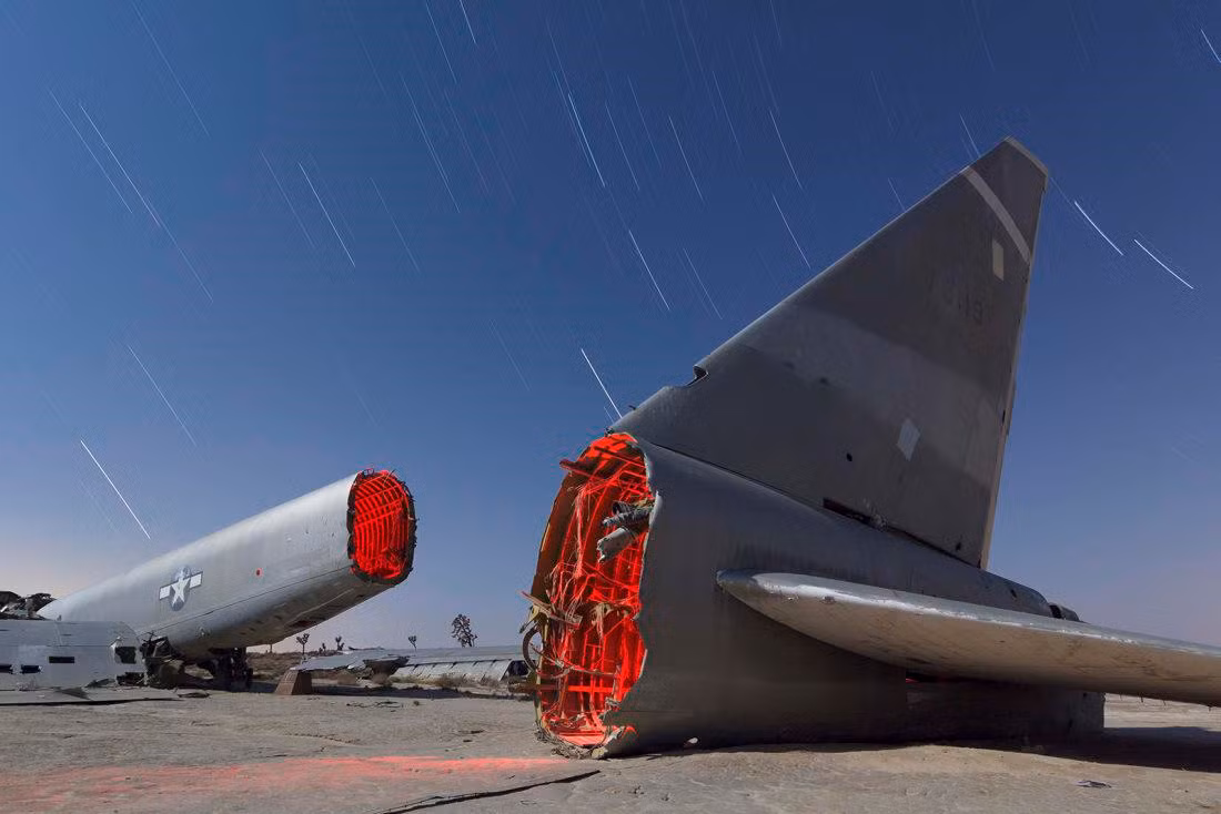 Phần thân và đuôi của một chiếc B-52 dưới ống kính của nhiếp ảnh gia Paiva. Ảnh: CNN/Troy Paiva. *) Title do Kiến Thức biên tập lại