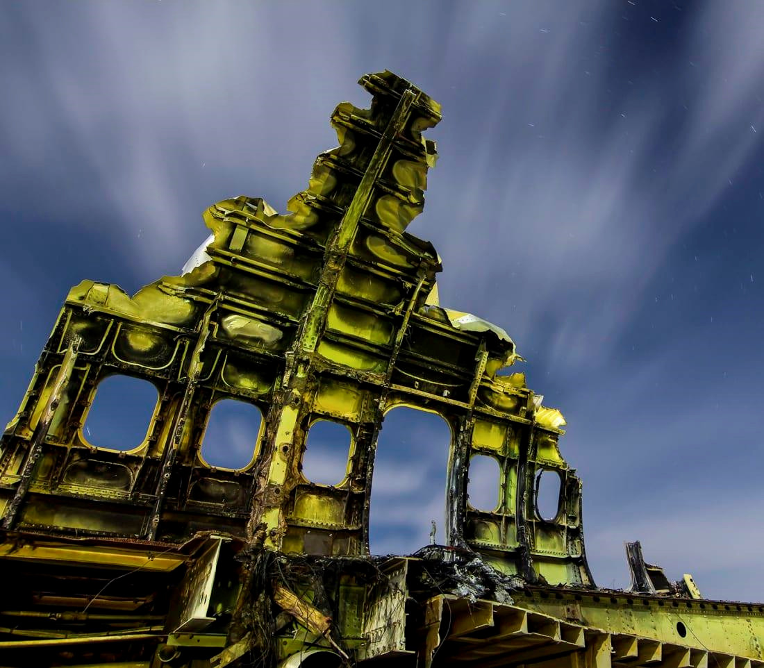 Với kỹ thuật chiếu sáng của nhiếp ảnh gia Paiva, phần còn lại của một chiếc Boeing 747 trông giống như những bộ xương của một cái xác khổng lồ. Ảnh: CNN/Troy Paiva.