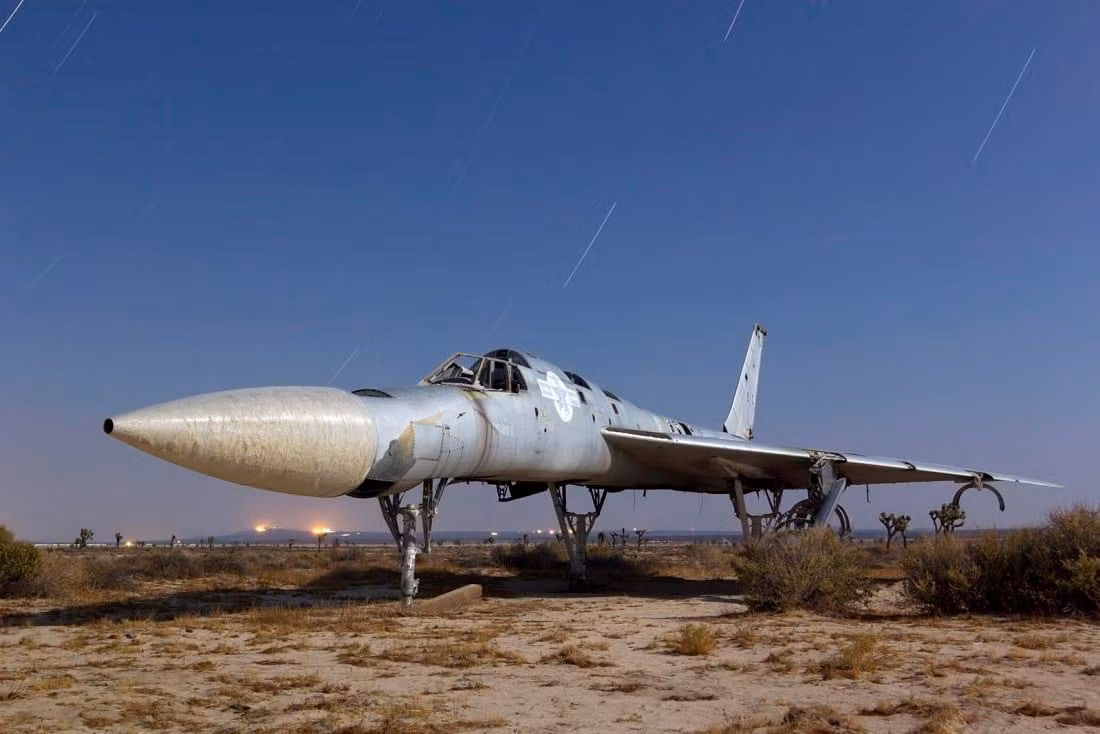 Đây là một chiếc Convair B-58 Hustler, chiếc máy bay ném bom với tốc độ siêu thanh đầu tiên trên thế giới, nhưng bị loại biên vào năm 1970 do thiếu an toàn và chi phí hoạt động cao. Ảnh: CNN/Troy Paiva.