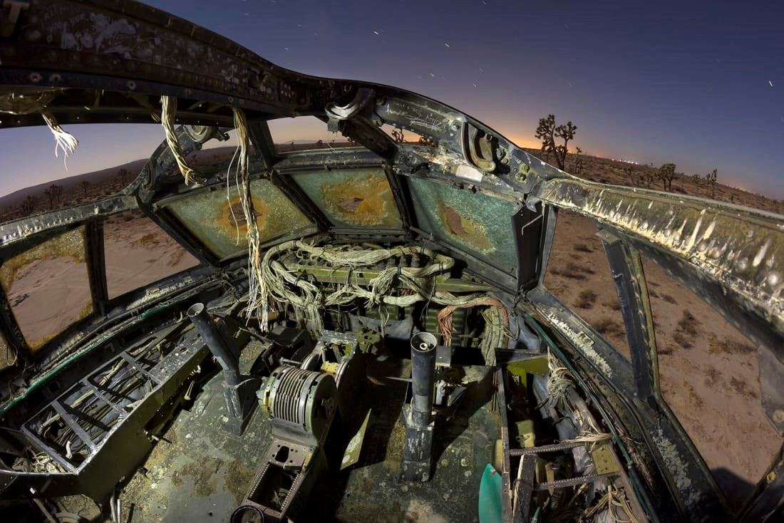 Đây là khoang lái của một chiếc B-52, được giới thiệu vào năm 1955, B-52 vẫn là một quân bài chủ lực của quân đội Mỹ và được lên kế hoạch hoạt động cho tới năm 2040. Trong số 744 chiếc ra lò, hiện tại chỉ còn hơn 50 chiếc hoạt động, một vài trong số những chiếc bị loại biên được đem tới sa mạc Mojave. Ảnh: CNN/Troy Paiva.