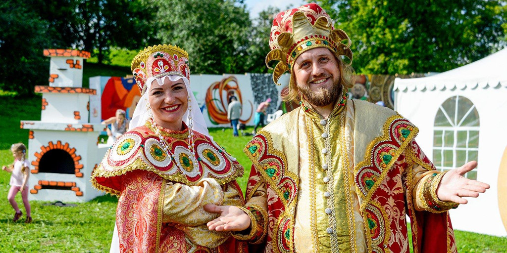 Các nghệ sĩ trong trang phục nhà vua và nữ hoàng Slav.