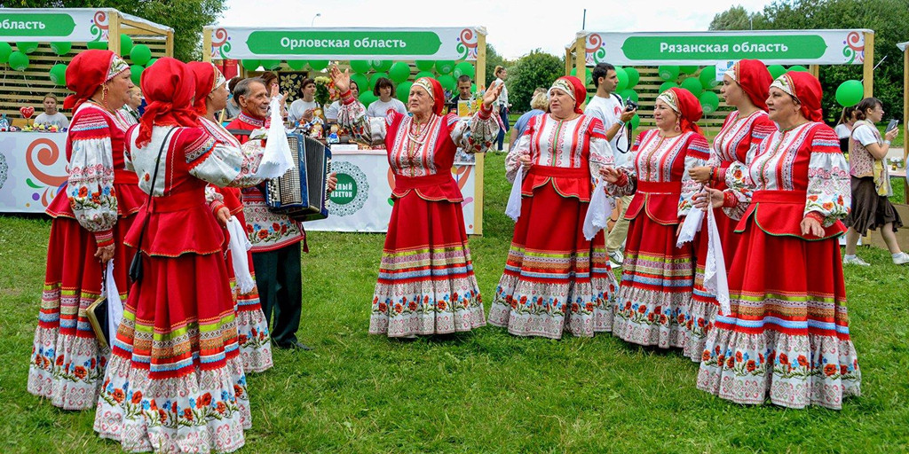 Sau màn biểu diễn chim lửa Firebird sải cánh - biểu tượng của lễ hội "Cánh đồng Nga" - dàn hợp xướng hát vang bài thánh ca của lễ hội.