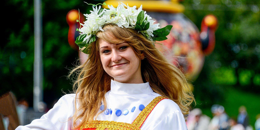 Lễ hội bắt đầu bằng một đám diễu hành với sự tham gia của đông đảo thành phần từ dàn quân nhạc đến các nhân vật trong truyện cổ tích... Tất cả xúng xính trong các trang phục rực rỡ sắc màu của người Slav.