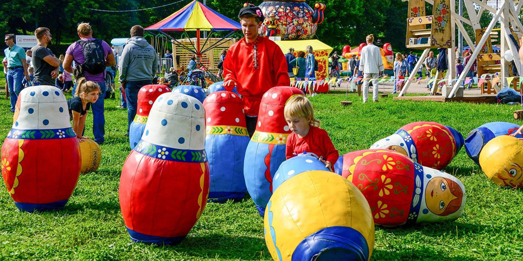 Lễ hội cũng có các trò chơi dân gian dành riêng cho các em nhỏ. Trong ảnh là trò chơi với Búp bê Matryoska hay Búp bê Nga.