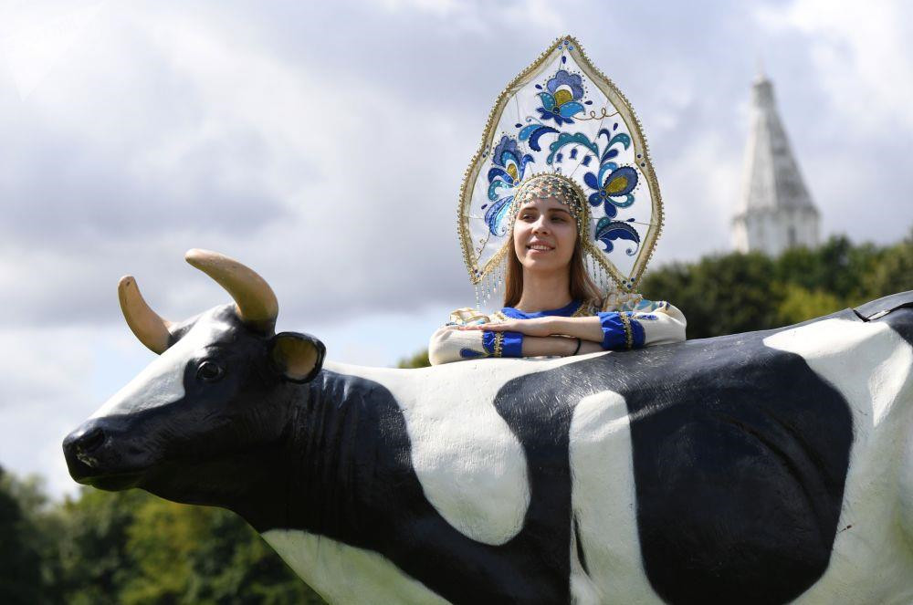 Lễ hội nghệ thuật Slav "Cánh đồng Nga" diễn ra tại Công viên Kolologistskoye ở Moscow. Kolologistskoye là cung điện hoàng gia trước đây, nằm cách thủ đô gần 10 km về phía đông nam.