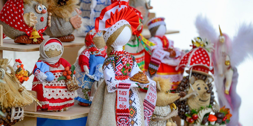 Năm nay, lễ hội nghệ thuật Slav "Cánh đồng Nga" cũng ghi nhận số người tham gia đông nhất và đến từ nhiều khu vực nhất từ trước đến nay. *) Title do Kiến Thức biên tập lại