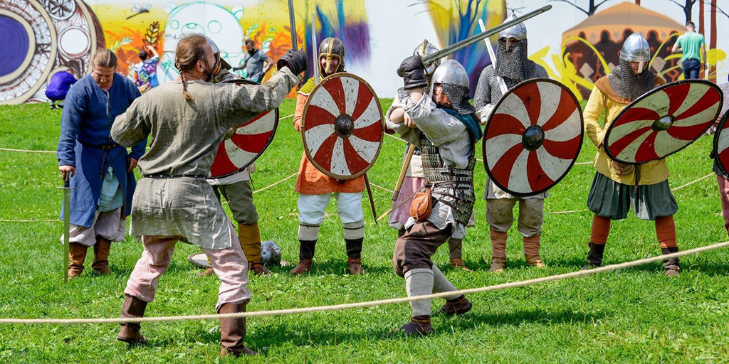 Du khách được hòa mình vào các trò chơi dân gian thú vị: đu quay ngựa gỗ, bắn cung, đua ngựa, đấu kiếm... hay học làm bánh mì, nghe về lịch sử của các đền chùa và tu viện.