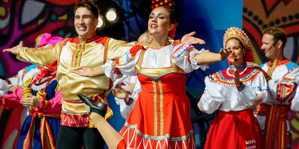 Lễ hội đa đạng với nhiều chương trình đặc sắc và công phu. Người tham gia có thể nếm thử các món ăn Nga, thưởng thức các tiết mục dân gian, tham gia các lớp học làm bánh mì, bắn cung hay chơi các trò chơi vui nhộn.