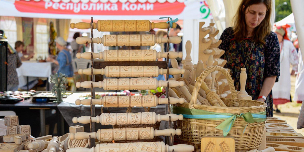 Tại các gian hàng bán đồ thủ công mỹ nghệ, du khách có thể mua về những đồ vật trang trí hay đồ dùng gia đình hết sức xinh xắn. Các thợ thủ công giỏi nhất đã mang các sản phẩm của mình đến với lễ hội.