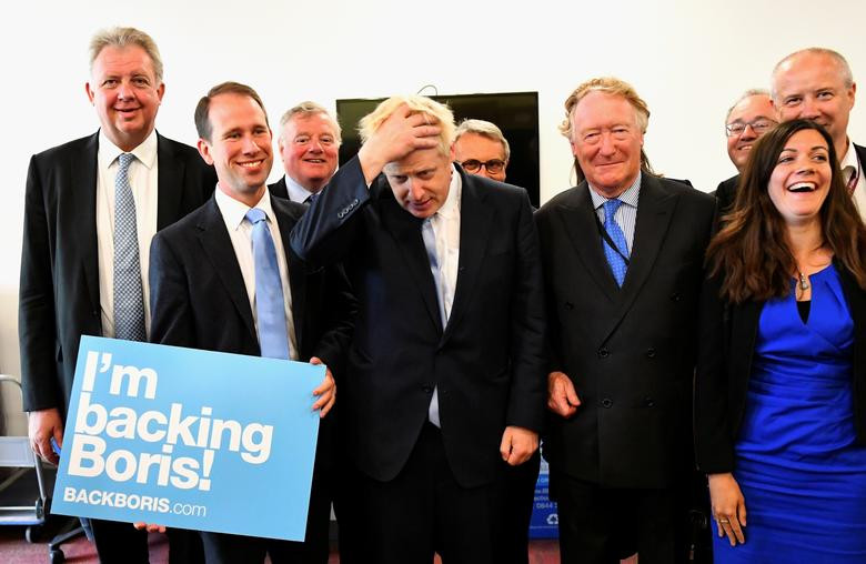 Ông Boris Johnson, 54 tuổi, là cựu Bộ trưởng Ngoại giao Anh. Ông đã từ chức ngoại trưởng vào tháng 7 năm ngoái nhằm phản đối thỏa thuận Brexit của bà May.