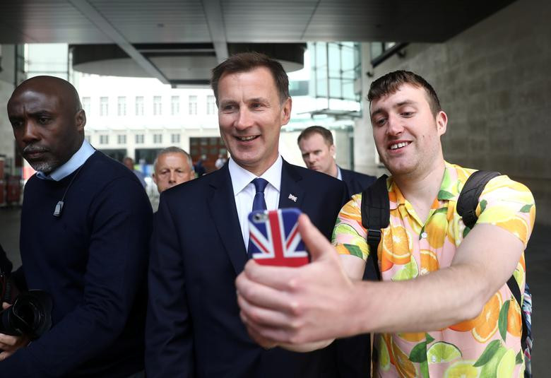 Ông Jeremy Hunt rời khỏi studio của BBC ở thủ đô London, Anh, hôm 30/6.