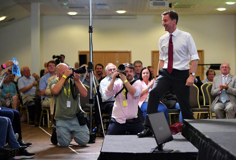 Ngoại trưởng Jeremy Hunt phát biểu trước đám đông ở Exeter, Anh, hôm 28/6.