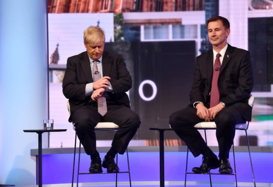 Cuộc đua giành chức Thủ tướng Anh thay thế bà Theresa May đang dần đi đến hồi kết khi chỉ còn lại hai ứng viên cuối cùng là cựu Ngoại trưởng Boris Johnson (trái) và Ngoại trưởng đương nhiệm Jeremy Hunt. (Nguồn ảnh: Reuters)