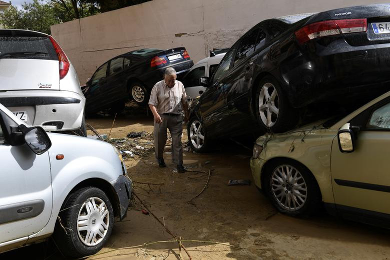 Một số chiếc ô tô bị hư hại xếp chồng lên nhau sau khi nước sông Cidacos tràn bờ ở Tafalla.