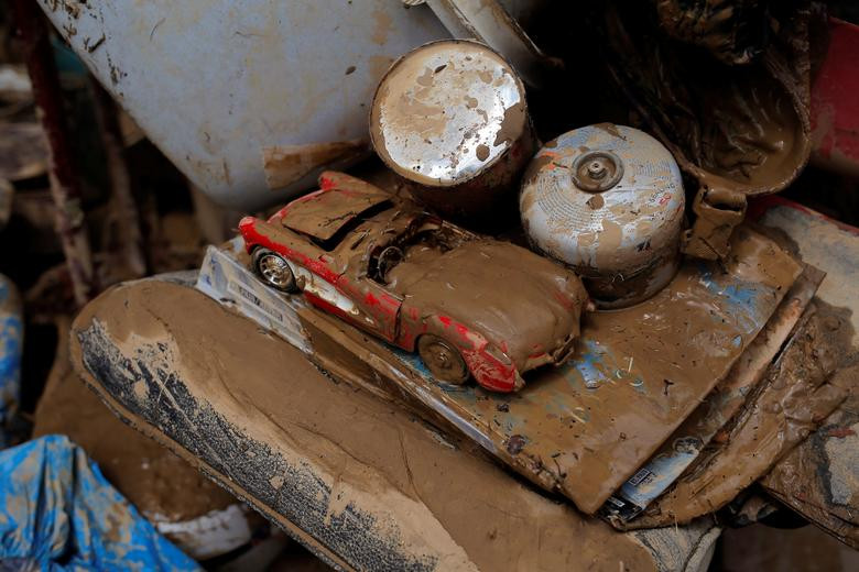 Chiếc ô tô đồ chơi lấm bùn đất trong ngôi nhà ở Tafalla.