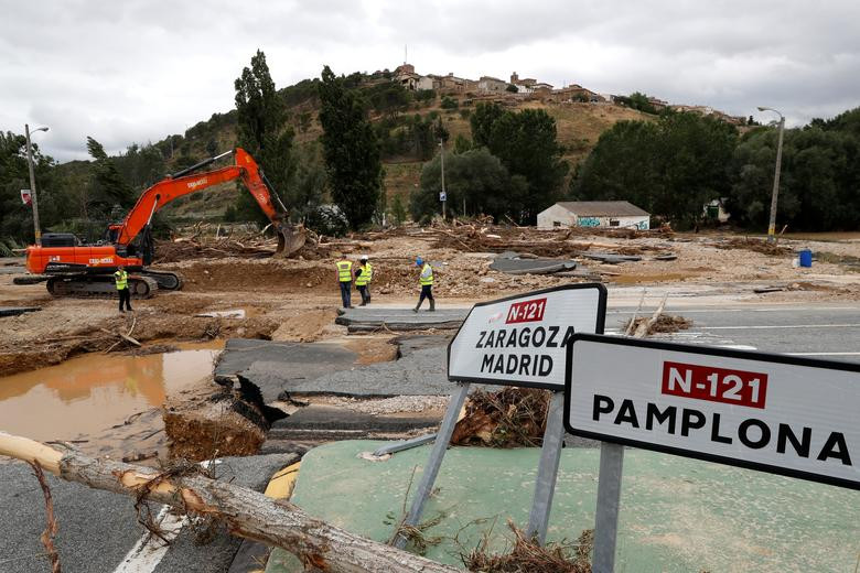 Đường sá bị hư hại và nhiều cây cối bị quật đổ trong trận mưa lớn vừa qua ở Pueyo.