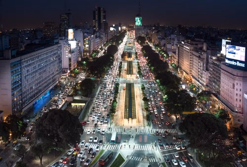 Nếu hỏi người địa phương về con đường này, bạn sẽ nhận thấy sự thay đổi trong biểu cảm và lời khẳng định "đó là con đường rộng nhất thế giới, là biểu tượng của đất nước Argentina”. Công viên cũng được xây dựng dọc theo đại lộ góp phần tăng tính thẩm mỹ cho thành phố. Ảnh: Nick Photoworld.