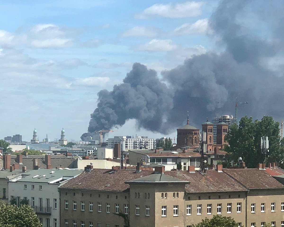 Vietnamnet mới đây dẫn thông tin từ Đại sứ quán Việt Nam tại Đức cho biết, nhiều khả năng không có thương vong về người trong vụ cháy chợ người Việt ở Đức vừa qua. Đám cháy đã được dập tắt sau 2 tiếng đồng hồ. Ảnh: Twitter.