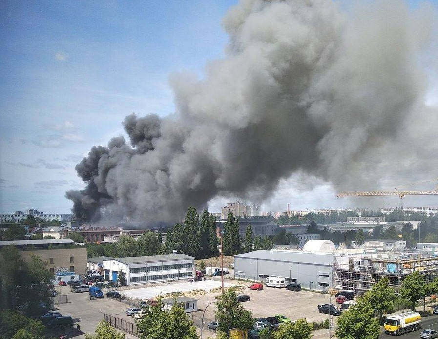 Chợ Đồng Xuân ở Berlin có khoảng 2.000 gian hàng bán quần áo, đồ điện tử, thực phẩm, đồ chơi, túi xách và giày dép... Ngoài ra, bên trong khu chợ còn có nhà hàng, tiệm làm tóc, văn phòng bảo hiểm, luật sư, tư vấn thuế và các văn phòng dịch thuật. Ảnh: Twitter.