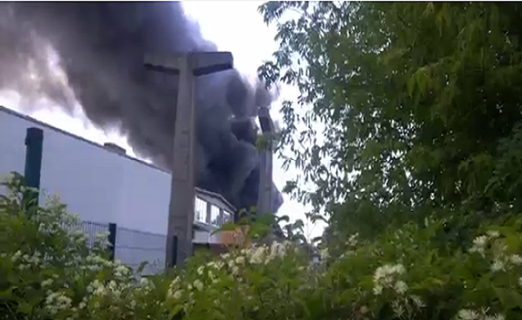 Hiện chưa rõ nguyên nhân vụ cháy chợ Đồng Xuân của người Việt ở Đức hôm 4/7. Ảnh chụp màn hình.