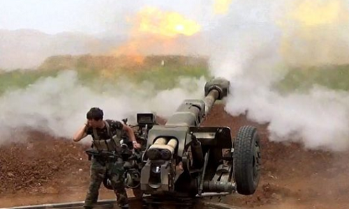 Theo hãng thông tấn SANA ngày 25/7, các đơn vị pháo binh và tên lửa Syria đã tiến hành đợt oanh kích dữ dội nhằm vào căn cứ của nhóm khủng bố al-Hizb al-Turkistani ở khu vực xung quanh ngôi làng al-Sirmaniyah phía tây bắc Hama và các ngôi làng ở vùng nông thôn phía nam Idlib. Ảnh: SANA.