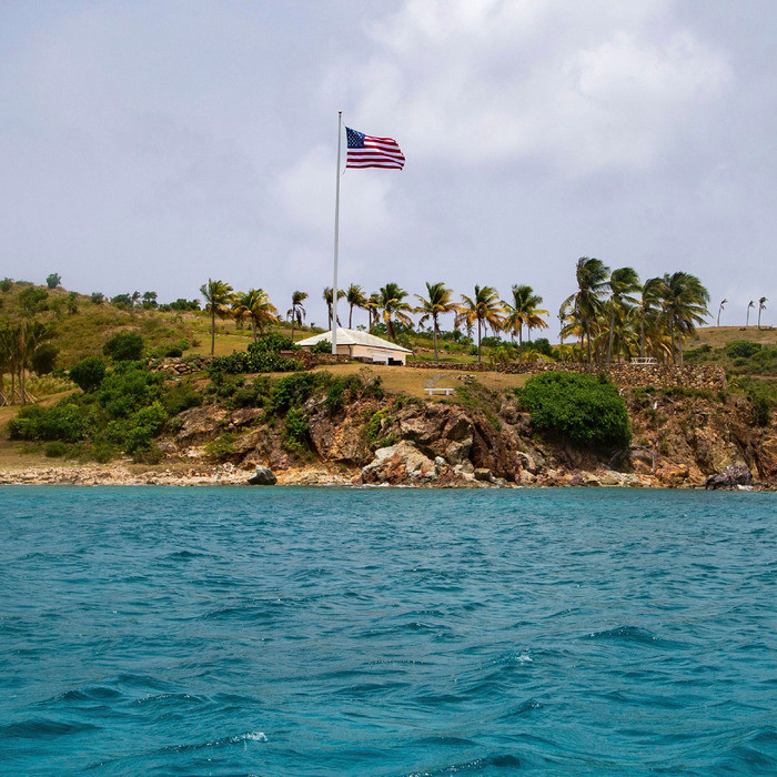 Được biết, tỷ phú Epstein còn mua đảo Great St. James ở gần đó và thuê một số người trên đảo tới làm việc cho ông ta. Tuy nhiên, thông tin về những người làm thuê trên hòn đảo tư nhân của Epstein luôn được giữ kín. Ảnh: NYM.