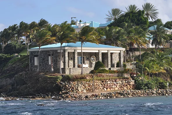 Theo lời kể của một số "nhân chứng", họ từng thấy nhiều cô gái trẻ, dường như mới ở tuổi vị thành niên, trong dinh thự trên đảo Little St. James rộng 3.500 m2 của tỷ phú Epstein. Ảnh: CC.