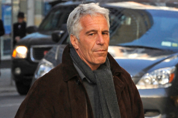 Hiện tại, tỷ phú Mỹ Jeffrey Epstein đang bị bắt giữ để điều tra. Theo cáo trạng, trong khoảng thời gian 2002-2005, Epstein đã dụ dỗ các bé gái trong độ tuổi vị thành niên đến thăm các biệt thự của ông ta, sau đó trả cho các nạn nhân hàng trăm USD mỗi người để lạm dụng tình dục họ. Ảnh: NP.
