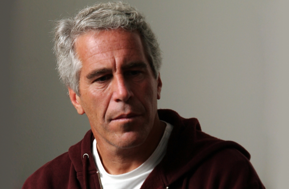 Tại tòa án New York ngày 8/7, Epstein không nhận tội và cho rằng các cô gái đều từ 18 tuổi trở lên và cuộc gặp gỡ là đồng thuận. Nếu bị kết tội, tỷ phú Mỹ này sẽ đối mặt án tù lên tới 45 năm. Ảnh: RS.