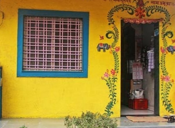 Những ngôi nhà trong thị trấn Shani Shingnapur nổi tiếng ở Ấn Độ thường không có cửa hoặc không có khóa cửa. Năm 2011, thị trấn này có ngân hàng đầu tiên và nó cũng không có khóa trên cánh cửa trước.