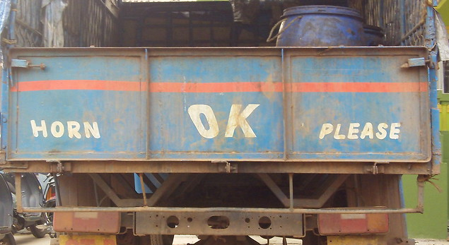 Hầu hết xe tải ở Ấn Độ có chữ "Horn OK Please" (Tạm dịch: Xin vui lòng bấm còi). Điều này có nghĩa là, nếu một chiếc xe đi sau xe tải này thì người tài xế hãy bấm còi (xin đường) trước khi vượt qua xe tải đó.