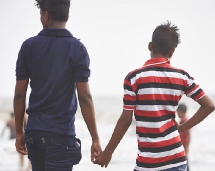 Tại Ấn Độ, việc nam giới ôm nhau khi gặp nhau lần đầu tiên hay nắm tay nhau đi bộ ngoài đường phố không phải là cảnh tượng hiếm gặp.