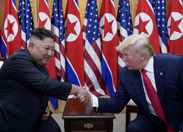 Kết thúc cuộc hội đàm kéo dài khoảng 40 phút ở khu DMZ, Tổng thống Trump và Chủ tịch Triều Tiên Kim Jong-un đã nhất trí khôi phục đàm phán về phi hạt nhân hóa. Ảnh: Reuters.