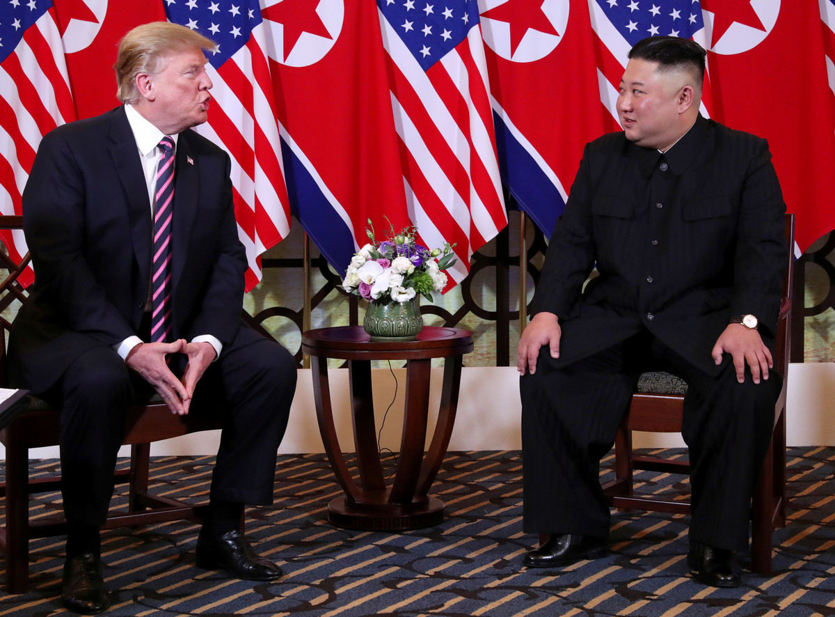Sau cuộc trò chuyện với báo giới khoảng 10 phút, ông Trump và ông Kim hội đàm kín trong 20 phút. Ảnh: Reuters.