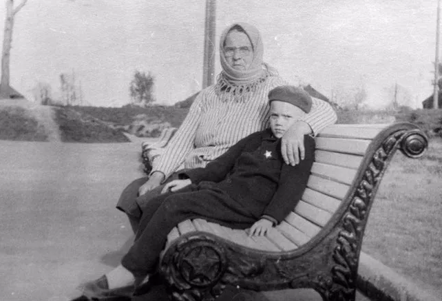 Hai bà cháu chụp ảnh lưu niệm ở Yaroslavl năm 1962.