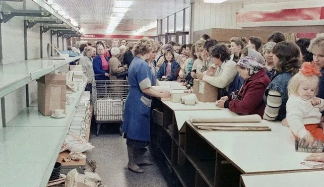 Cảnh mua sắm đông đúc trong một siêu thị ở Lithuania thời Liên Xô năm 1990.