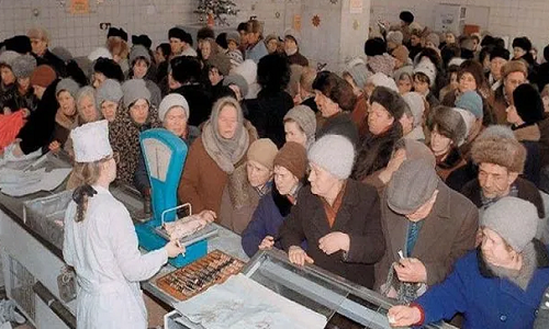 Cảnh người dân Liên Xô xếp hàng mua đồ nhiều năm về trước.