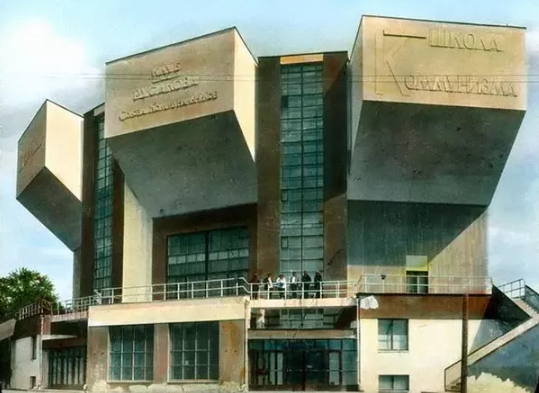 Còn đây là ảnh chụp câu lạc bộ công nhân Rusakov ở Moscow năm 1931. Công trình này có thiết kế hình quạt với ba khu vực chỗ ngồi bê tông.