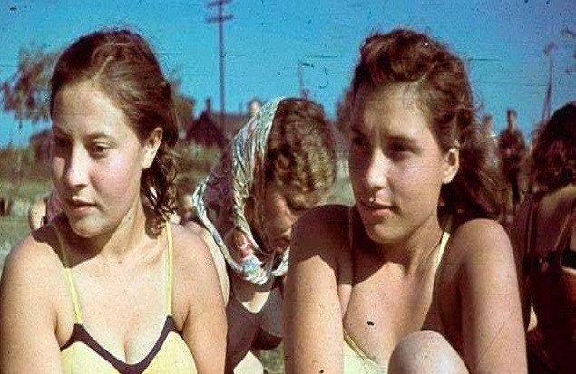 Những người phụ nữ Ukraine ngồi tắm nắng trong một ngày hè năm 1942.