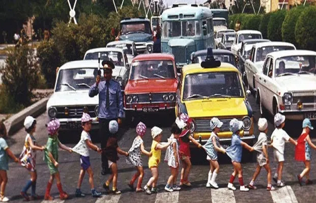 Cảnh các em nhỏ "nối đuôi nhau" qua đường ở thủ đô Moscow năm 1968. Mời độc giả xem thêm video: Bảo tàng đồ cũ thời Liên Xô (Nguồn: VTC14)
