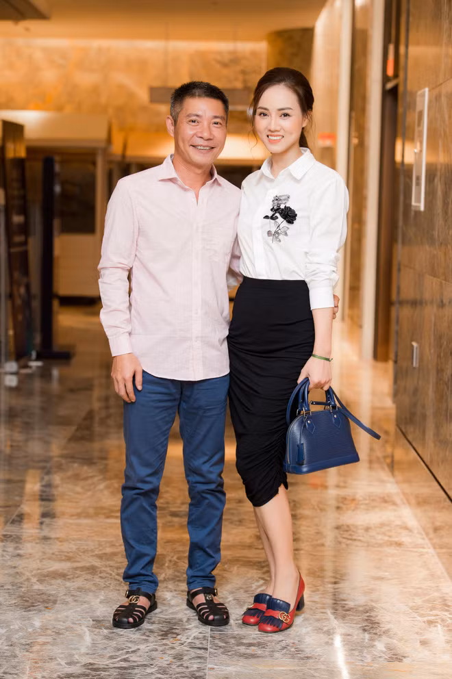 Cong Ly thoai mai om eo, chup anh cung ban gai xinh dep-Hinh-2