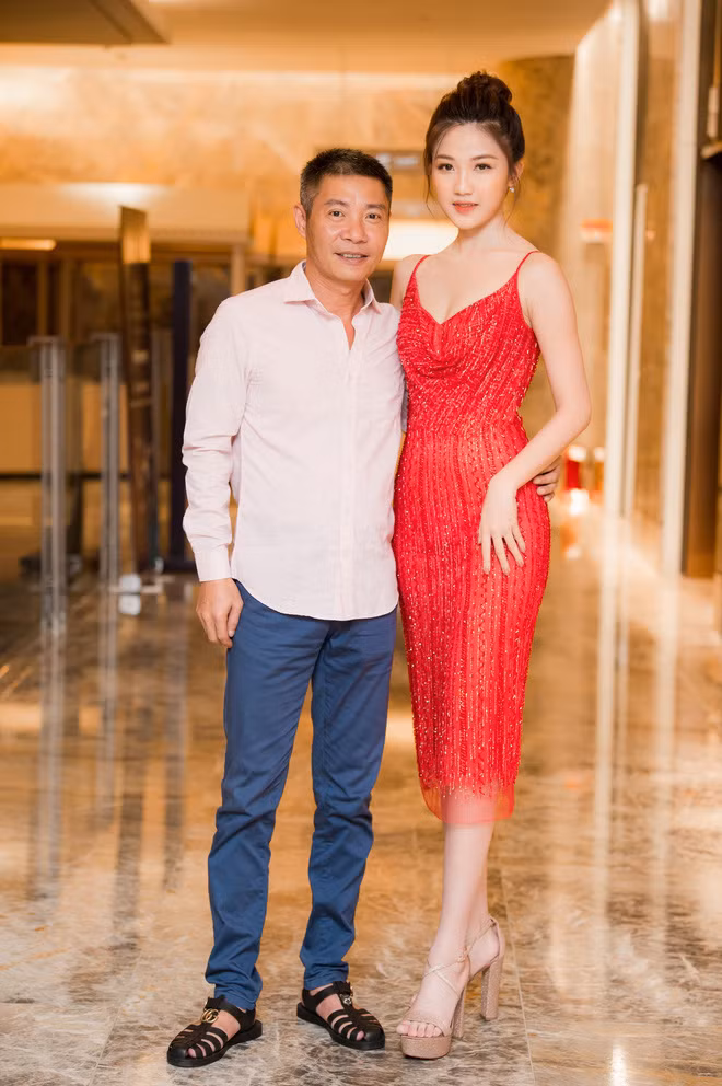 Cong Ly thoai mai om eo, chup anh cung ban gai xinh dep-Hinh-10