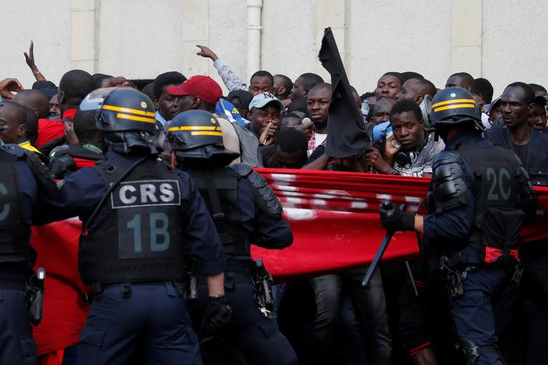 Theo hãng thông tấn Reuters, ngày 12/7, hàng trăm người biểu tình "áo đen" là những người nhập cư bất hợp pháp chủ yếu đến từ Tây Phi đã tập trung tại khu vực điện Pantheon, một công trình mang ý nghĩa lịch sử - văn hóa ở thủ đô Paris, để yêu cầu chính phủ cho phép họ được ở lại Pháp. (Nguồn ảnh: Reuters/Daily Mail)