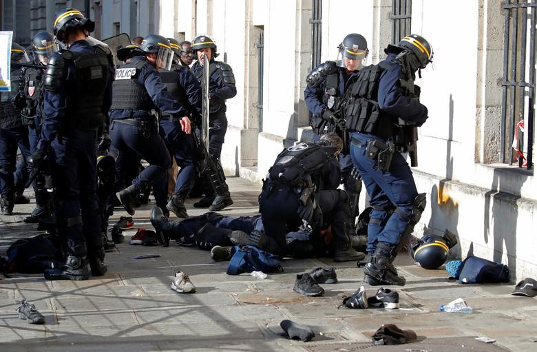 Cảnh tượng hỗn loạn tại thủ đô Paris vì biểu tình.