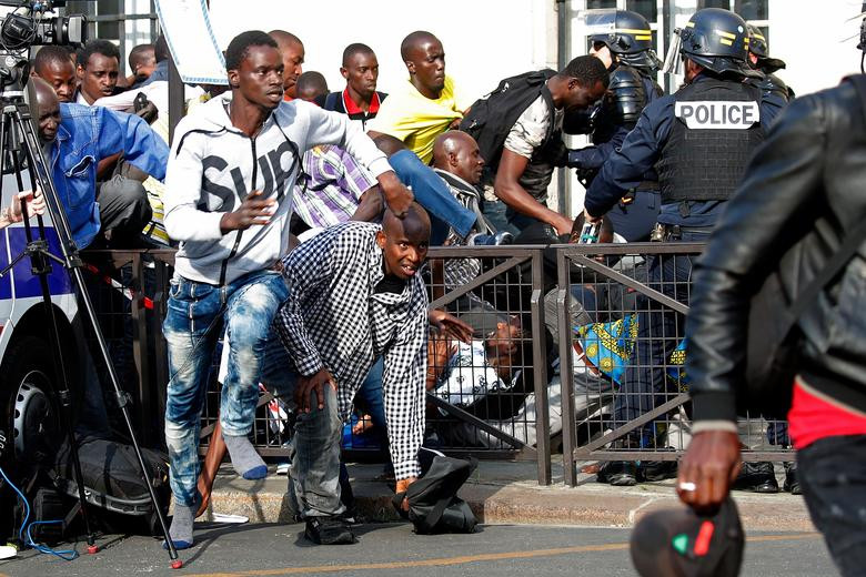 Những di dân này hô vang "áo đen" khi di chuyển xung quanh khu lăng mộ.