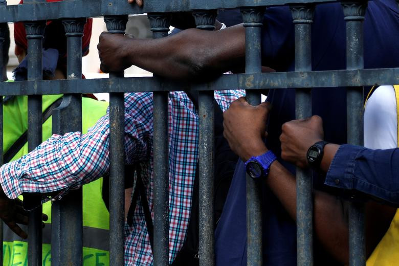 Trước đó, nhóm người biểu tình đòi gặp Thủ tướng Pháp Edouard Philippe và yêu cầu được chính phủ Pháp hợp thức hóa tình trạng cư trú của họ tại nước này.