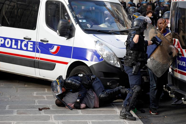 Tính đến tối 12/7, hàng chục người nhập cư đã bị cảnh sát bắt giữ trong cuộc đụng độ ở Paris.