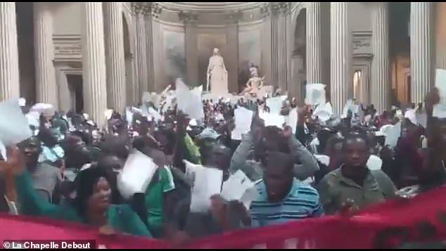 "Chúng tôi sẽ ở lại đây cho tới khi người cuối cùng trong số chúng tôi được cấp giấy tờ hợp pháp", trích tuyên bố của nhóm người biểu tình "áo đen" ngày 12/7.